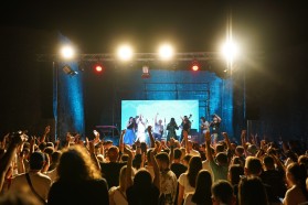 Am 4. Juni traten bekannte Künstler*innen aus Albanien und dem Ausland beim Konzert "Vjosa Forever" in Tepelena auf, um die Kampagne #VjosaNationalParkNow zu unterstützen.